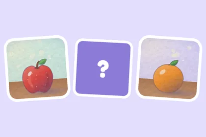 Tres cartas del Memory: una manzana, una carta boca abajo y una naranja.