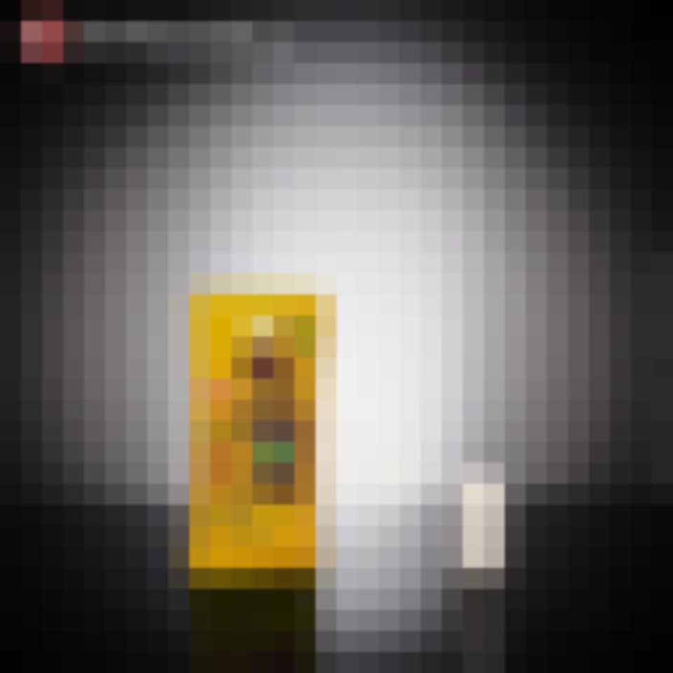 Foto reservada de snacks: un producto pixelado junto a su torre de terrones de azúcar