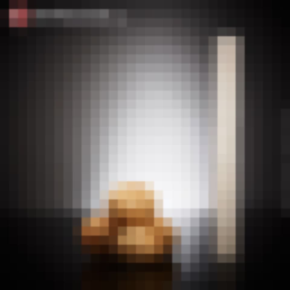 Foto reservada de dulces: un producto pixelado junto a su torre de terrones de azúcar