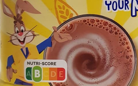 Un envase de cacao soluble con el sello Nutri-Score: la letra B destaca.