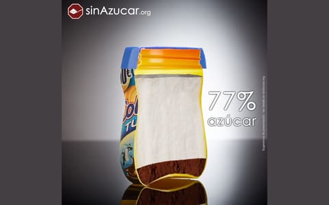 La foto del archivo de un bote de cacao soluble con el 77 % de azúcar: el producto junto a su azúcar.