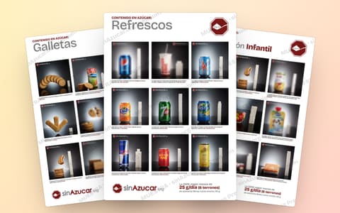 Tres de los carteles clásicos de 2017 sobre una mesa: refrescos, galletas e infantil.